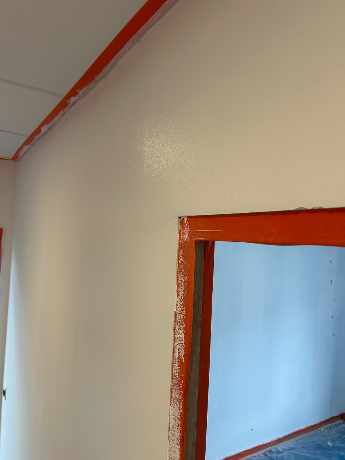 Remodelação de escritório em França: vão de porta em corredor com paredes recém-pintadas e batentes protegidos, fotografia 1