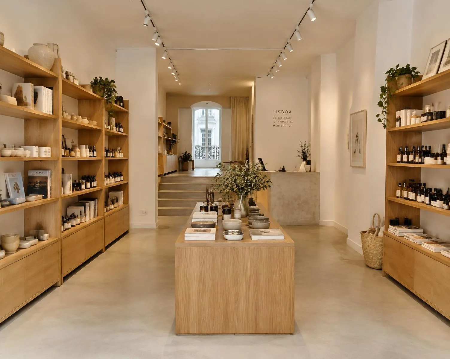 Interior comercial com balcão e estantes em madeira — imagem ilustrativa